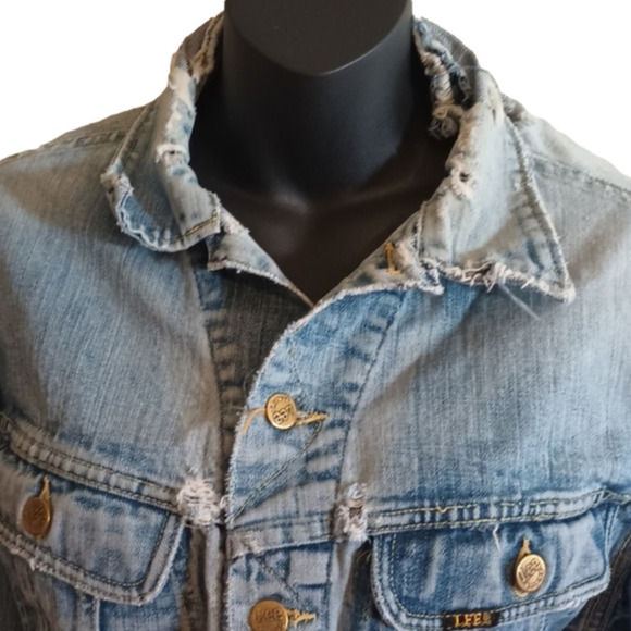 VINTAGE/ retro distressed Lee jean jacket. See measurements. Couple stains. - Picture 2 of 16